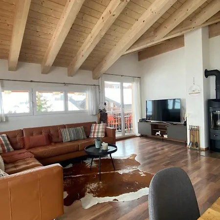 Bergquelle Dachwohnung شقة